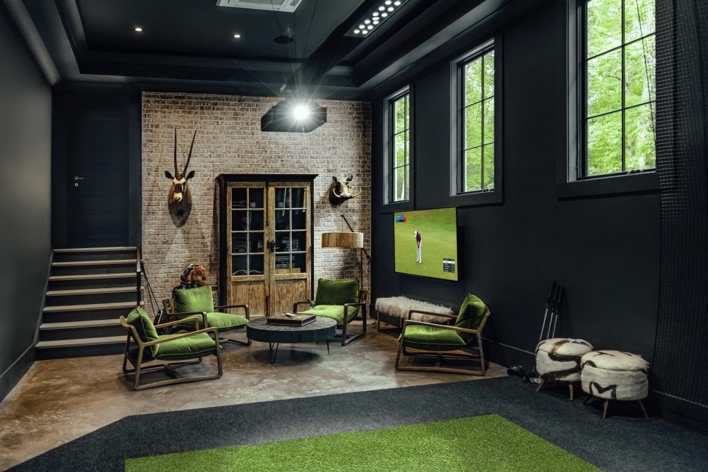 this is what an awesome golf simulator for home looks like in a rec room